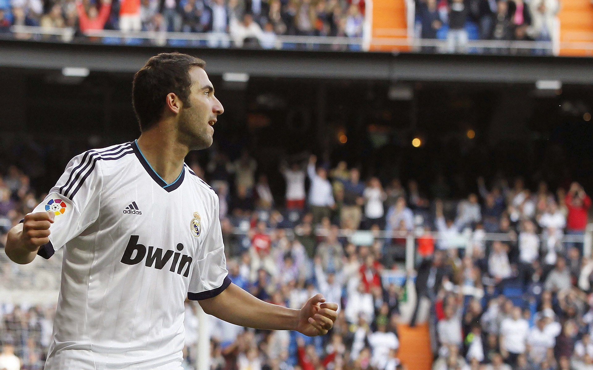 中国-东盟皮划艇龙舟友谊赛 南宁站江面鼓点与加油声交织